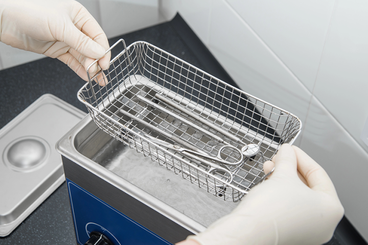 Sterilizer of dental instruments